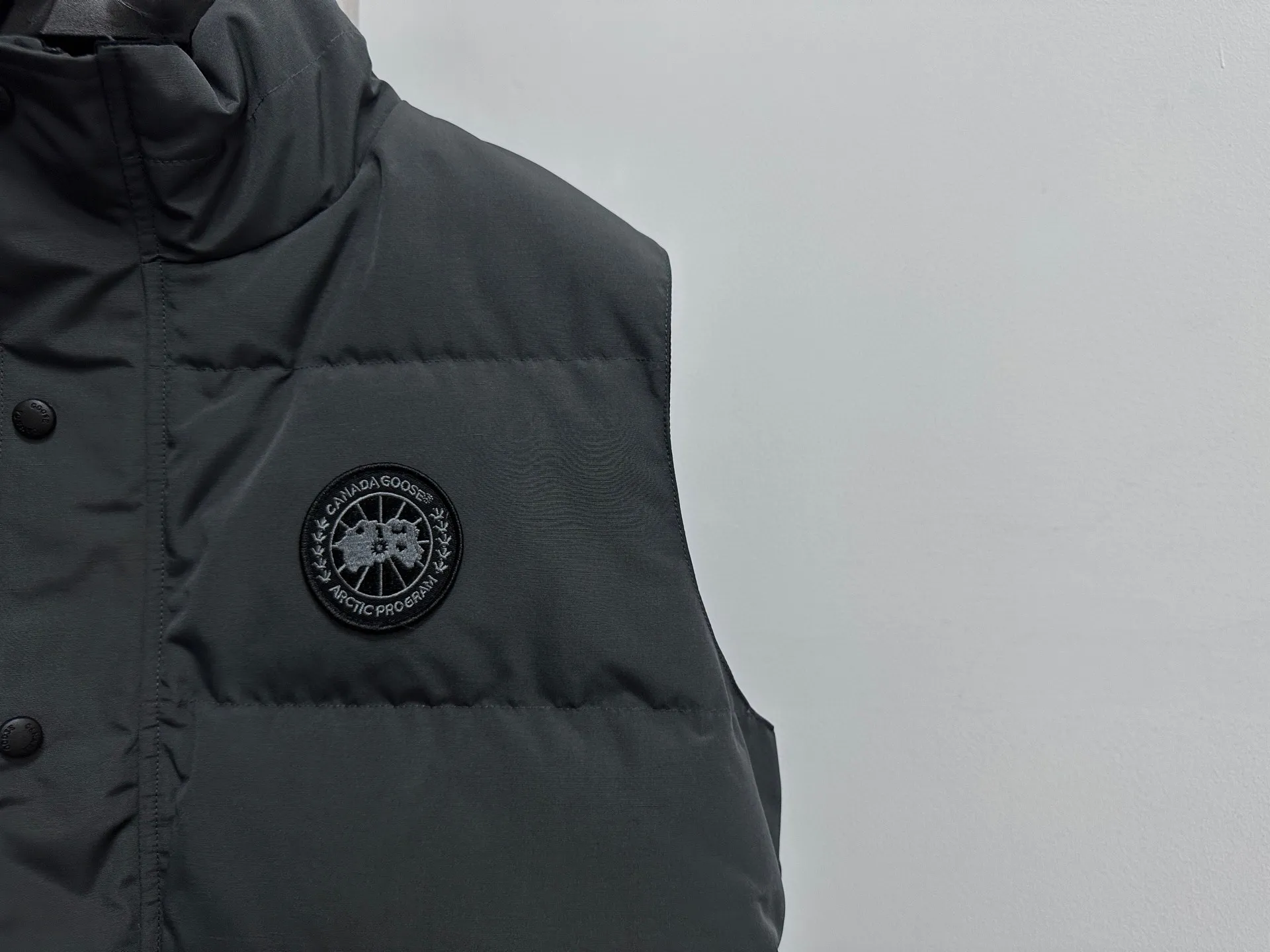 P360 [Canada Goose] Canada Goose black label #Freestyle Crew 4151mb men’s and women’s vest down ➖ Imported Behringer embroidery machine with customized 10,000-needle embroidery label! ➖ Imported 21-count polyester-cotton blended original fabric, using Feather-Light 10D waterproof coating fabric, made of 84.5% polyester fiber and 15.5% cotton, 100% the best feel in the entire network! ➖ The genuine official website uses the national standard 80 white duck down, and will never be misled by false claims such as 90 down or goose down! ➖ 100% nylon nylon lining with double double-layer sealing design to prevent velvet from running away. Top-grade polar fleece is used in the collar and pockets to keep warm and comfortable! ➖ Yoshida YKK provides original custom-made electroplated sliders. YKK two-way lockable zippers are tight and smooth and will not peel off paint! ➖ 3M composite original Velcro is durable, and all accessories and hardware are disassembled and customized! ⛔No slander, no exaggeration, no need for too much copywriting, because it is focused, it is professional!  SIZE: XS S M L XL XXL